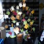 Arbre à prénoms (badges invités) badges invités anniversaire idées arbres cadeaux