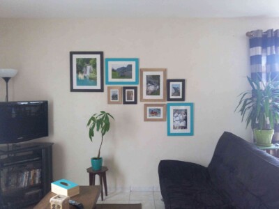 Mur de cadres Mur de cadres bleu bois idée déco